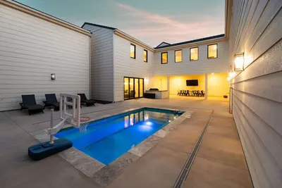 Image de Brand New Home! Its about time to have a beautiful pool area, spacious 7 bedroom home.