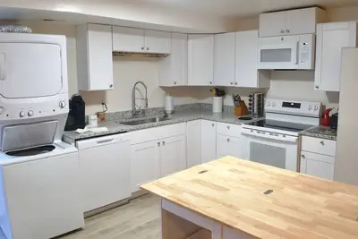 Image de 3-bed/2 bath basement apt. in charming Midvale with Ac, wifi, laundry & hot tub.