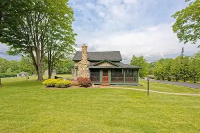 Image de Lakeside Retreat with Guest Cottage on 5+ Acres