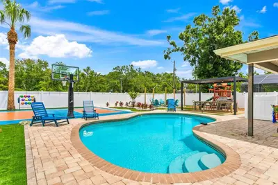 Beach & Jungle + Pool + Mini Golf+ Basketball