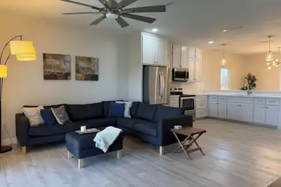 Image de Perfect location 3-bedroom house with Ac in charming Mission. Gated Community.