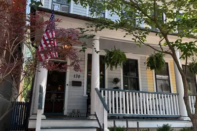 Image de Annapolis History In Style Next to City Dock with Street Parking