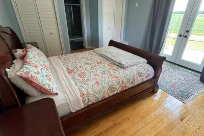 Image de Pet-friendly farm stay with cozy rooms, open fields, and peaceful sunsets!