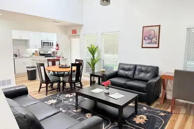 Image de Arlington Entertainment District Home Green Door