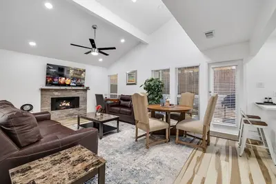 Image de Arlington Entertainment District Home White Door