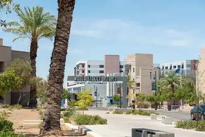 Image de Walk On Water Street - Townhouse in historic downtown Henderson