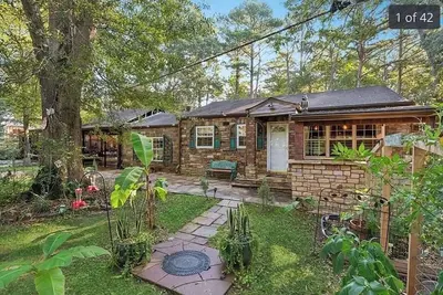 Image de Scape to a Charming 3-bedroom house with Ac, fitness room in awesome Riverdale