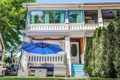 Image de Lakefront Beach House in the City