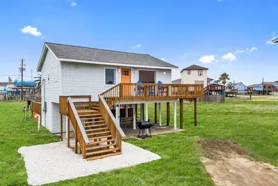 Image de Classic, Cozy Bungalow With Large Deck Near Beach