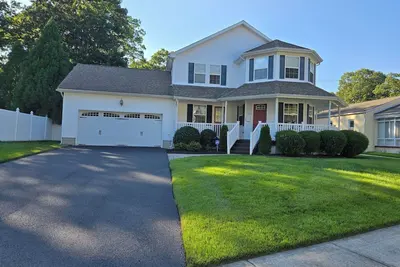 Image de Tranquility Near the Sea with in-ground salt water pool and fenced in yard.