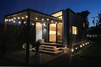 Image de Elm Street Studio, Artful Luxury Tiny Cabin | 2 Queen Beds | Private Garden | Great location | Park. . .