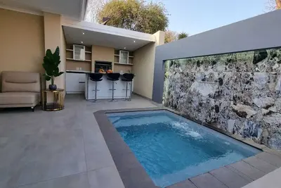 Image de Solar-powered cozy house with splash pool and jacuzzi