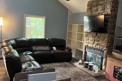 Image de 3-bedroom house in charming Jamestown with easy access to boat ramp!