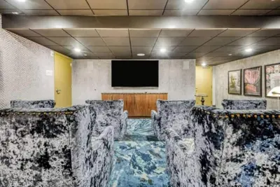 Image de 4th Floor 2br Gym Pool 1 mi to Us Bank