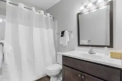 Image de Downtown Modern Condo • Free Parking/Spa/Pool/Gym