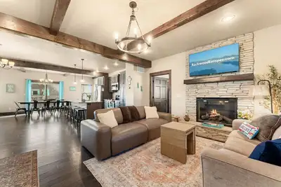 Image de Lakefront Lodge | Sleeps 20 | Game Room + Boat Slip | 5 Min to Sdc
