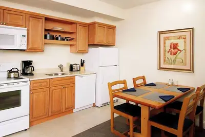 Image de Spend Labor Day week in a spacious 2-bedroom, 2-bathroom condo in Lenox, Ma