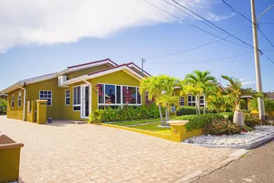Image de Adorable Beach House in Drax Hall~Gated~Pool~Gym