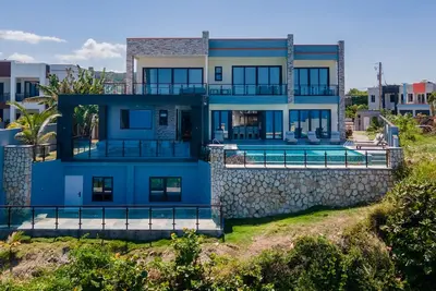 Image de Luxury Oceanfront Villa~ Fully Staffed~Pool~Jacuzzi~Movie Theatre