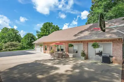 Image de Private Mountain Retreat with Pond, Pool & Scenic Views - Minutes from Asheville