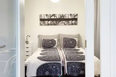 Image de Modern compact top floor flat, parking garage, huge balcony, open views