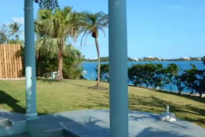 Image de Perfect Location with Water Views & Private Dock