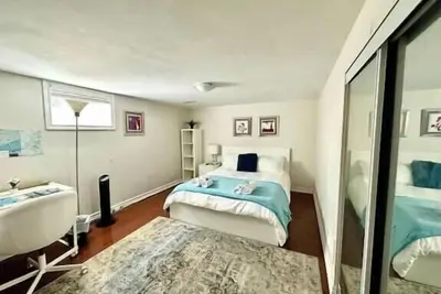 Spacious room near subway/shops /combination