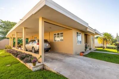 Image de Modern Tropical Retreat by Beach with Spacious Backyard