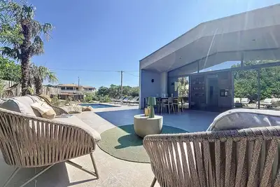 Image de Villa contemporaine avec piscine à Trinité