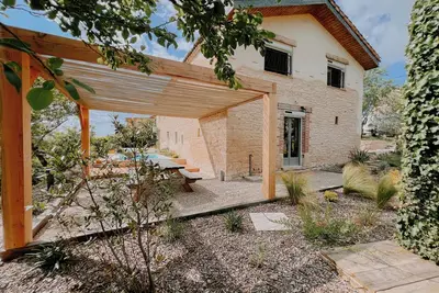 Image de La Maison des Pierres Blondes, maison de vacances à la campagne!