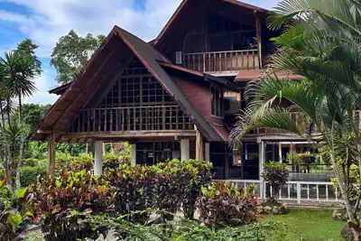 Image de Family house located in the Ecuadorian Amazon.