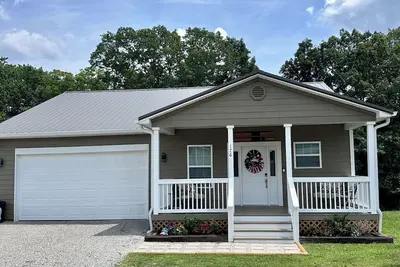 Image de Wolf Creek Crossing Lake House Beach & Boat Launch. 5 miles at Jabez Landing