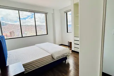 Image de Charming 3-bedroom high-rise condo in the safest downtown neighborhood