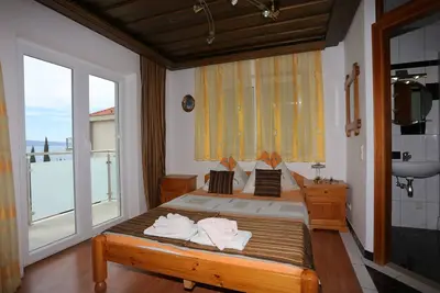 Image de Appartement d'une chambre avec la terrasse et la vue sur le mer Nemira, Omis (A-2781-b)