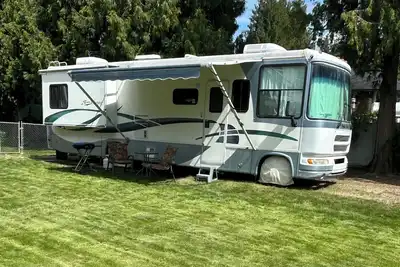 Image de Class A Rv on Tree Streets