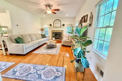 Image de New Cozy pristine home in Mountainside Nj, Mins to Nyc free coffee, Smart Tvs +