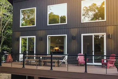 Image de New! Silver Lake Modern House I Hot Tub-Sauna-Disc Golf-Outdoor Shower