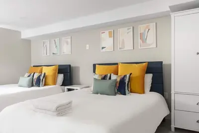 Image de Premium Double Queen Studio | The Beverly | Minutes to Peabody Essex Museum