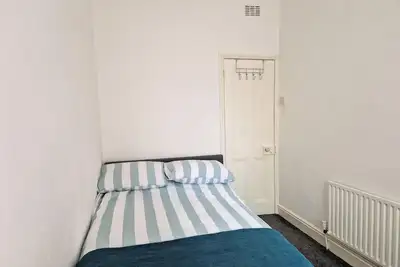 Image de 10 minutes to the beach! Cosy 2 bed flat with free parking. Pet-Friendly!