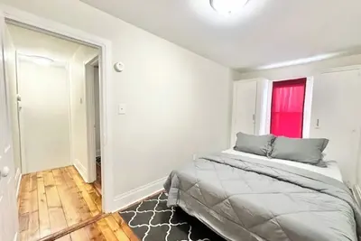 Image de 4 Bedroom Charming Home with Fenced Yard