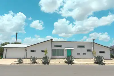 Image de Spacious Custom Modern 4-bedroom 4-baths house with Bbq in charming Converse