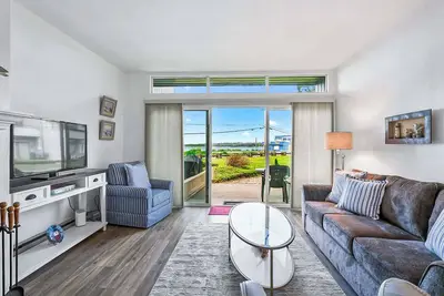 Image de Jacob's Landing - front walk out condo. Bay view