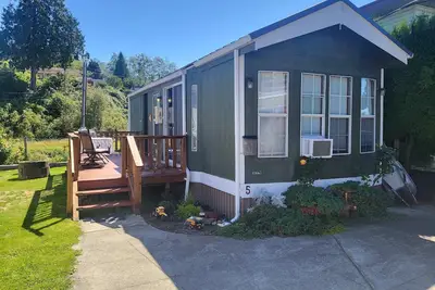 Image de Park Model by creek and across street from beach.