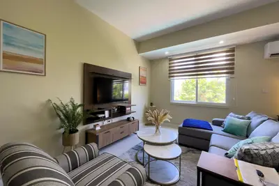 Image de Smurfs Pad @ Mont Charles. Stylish 2-Bdr Condo in a Prime Location in Kingston.