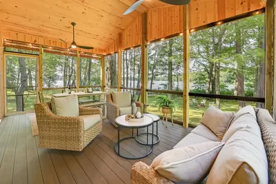 Image de Waterfront Deck! Chic Lower Scott Lake Cottage
