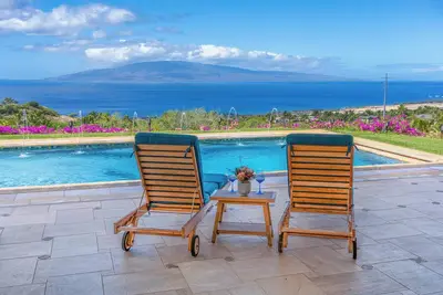 Image de Luxe Meets Whimsy – Bold, Artistic Island Home w/ Lanai Views, Heated Pool and Outdoor Showers