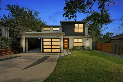 Image de Stunning Mid-century Perfection, Heated Pool & Hot Tub Zilker & Barton Springs!