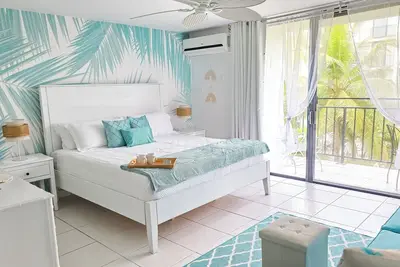 Image de New Fresh Lagoon Blue Beachfront Studio at Coral Beach Hotel, Grand Bahama