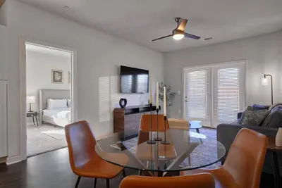 Image de Comfy 2bd Abode Mins from Dt Clayton | Pool | Gym