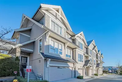 Image de Beautiful Townhouse  in Downtown Coquitlam